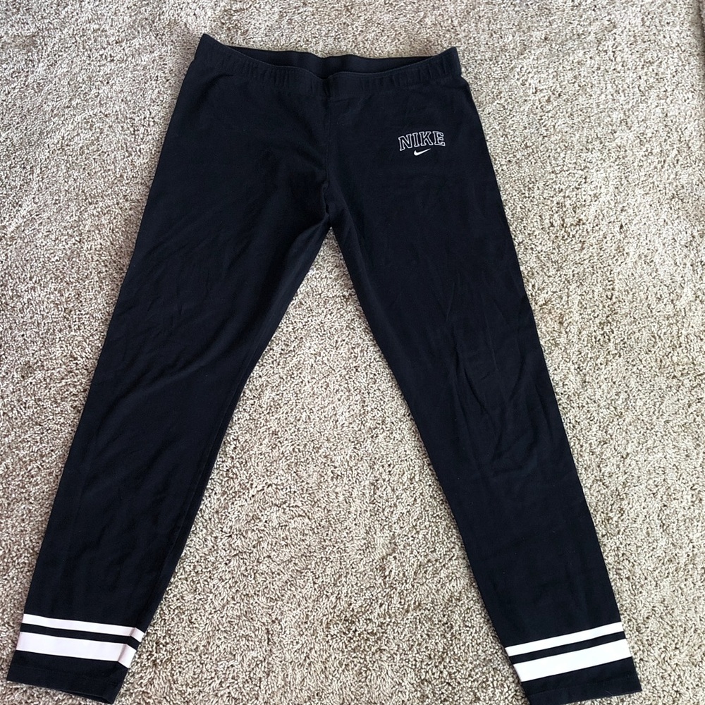 Nike Women’s Black Capri Yoga Pants Leggings, Size Large - Picture 1 of 9